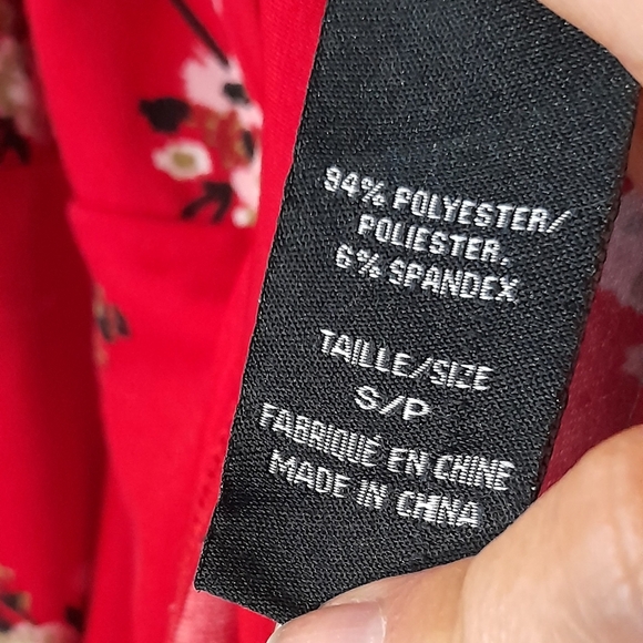 TROVARE WOMENS SMALL PETITE RED FLORAL SHORT SLEEVE V NECK TOP - Picture 4 of 4